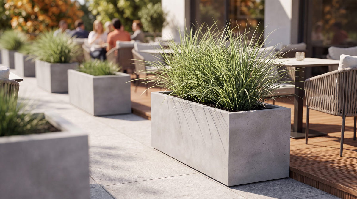 ESCHBACH Pflanzkübel auf einer Restaurantterrasse (01)